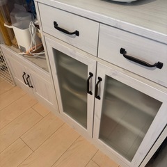 【美品】食器棚　木目ホワイトの画像