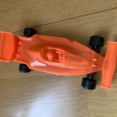 プルバックカーと光るメガネの画像