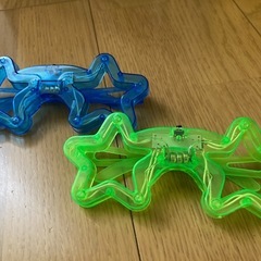 プルバックカーと光るメガネの画像