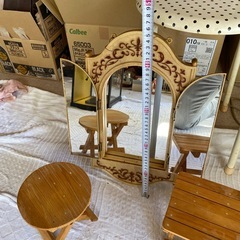 可愛い開き鏡　木製の折りたたみテーブルの画像
