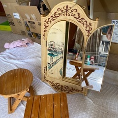 可愛い開き鏡　木製の折りたたみテーブルの画像