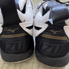 ミズノ ウエーブモーメンタム2 バレーボールシューズ 27.5cm 福岡市内よりの画像
