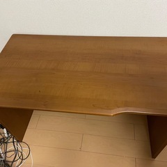 シンプルな机の画像