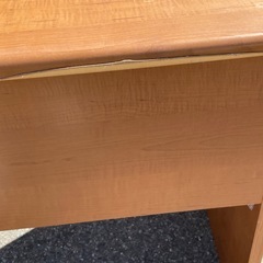 シンプルな机の画像