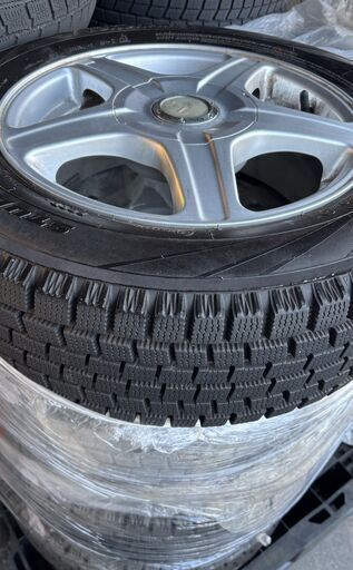 アクアやヤリスなどのコンパクトカー　４本セットで３００００円　アルミホイルつきスタッドレスタイヤ（ヨコハマタイヤ）　４本セット　１７５/６５　１４インチ