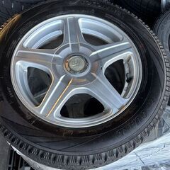 アクアやヤリスなどのコンパクトカー　４本セットで３００００円　アルミホイルつきスタッドレスタイヤ（ヨコハマタイヤ）　４本セット　１７５/６５　１４インチの画像