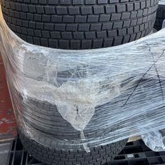 アクアやヤリスなどのコンパクトカー　４本セットで３００００円　アルミホイルつきスタッドレスタイヤ（ヨコハマタイヤ）　４本セット　１７５/６５　１４インチの画像