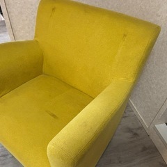 黄色いソファーの画像