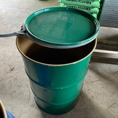 ドラム缶　蓋付き　200L  2本有り
の画像