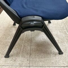★リユースのサカイ高崎店★TJ12843 PLUS 椅子 青 H86.5×D55.5×W55 クリーニング済みの画像