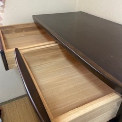 アンティーク調食器棚の画像