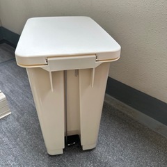 天馬(Tenma) ペダル式ごみ箱 ベージュ 20L 幅24×奥行35×高さ40cmの画像