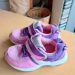 子ども用スニーカーの画像
