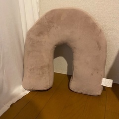 3COINS アーチ型クッション ネックピローにも【値下げ不可　あんしん決済不可　発送不可】の画像