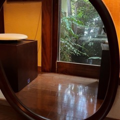  柳宗理（Yanagi Sori）デザイン曲げ木技術: 高温で蒸したブナ材などの木材を金型に沿わせて曲げる、秋田木工の鏡の画像