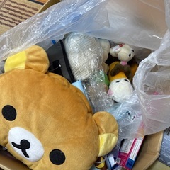 ぬいぐるみ、ブランケット、浮き輪、イヤホン（未使用）などの画像