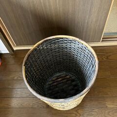 籐でできた観葉植物用のかごの画像