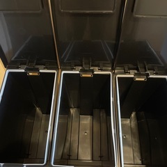 ほぼ新品ゴミ箱30リットル×3の画像