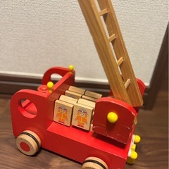 木のおもちゃ　消防車の画像