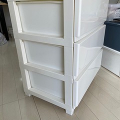 白い3段チェストの画像
