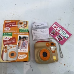 カメラ インスタントカメラ instax mini 7 チェキ (チェキオレンジ)の画像