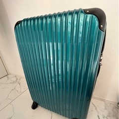 国内旅行ひちょうどいいサイズ！グリーンスーツケースの画像