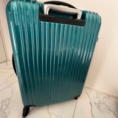 国内旅行ひちょうどいいサイズ！グリーンスーツケースの画像
