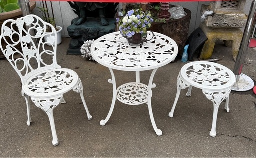白い 花模様 ガーデン テーブル と チェア セット 金属製 イス