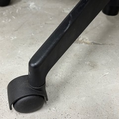肘付きメッシュ オフィスチェア グレーの画像