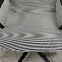 肘付きメッシュ オフィスチェア グレーの画像