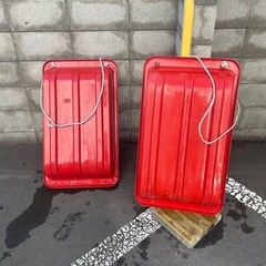 【引取限定】赤いソリ2台（外寸:全長90cm×幅50cm×高さ20cm）の画像