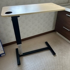 昇降式テーブル　コンセント付きの画像