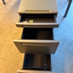 オカムラ　オフィスデスク➕サイドキャビネットその1の画像