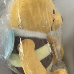 くまのプーさん 赤いほっぺ スーパーラージぬいぐるみ みつばちVer.の画像