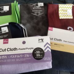 Cut fabric and sewing material  生地と縫製材料を切るの画像
