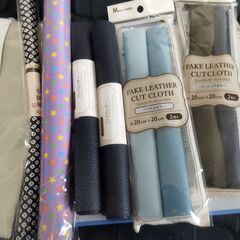 Cut fabric and sewing material  生地と縫製材料を切るの画像