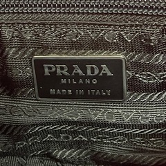 PRADA レッド　 ショルダーバッグ 斜め掛けの画像