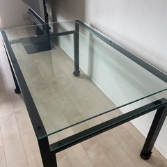 ガラステーブルの画像