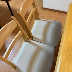 ダイニングテーブルと椅子４脚セットの画像