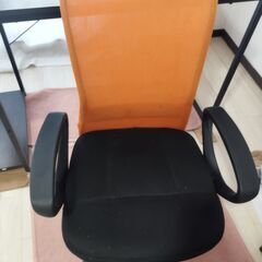 広島大学【無料で差し上げます】テーブル・椅子・小さめマット3枚（セットのみ）の画像