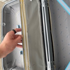 【無料でお譲りします・訳あり】中型スーツケース  の画像