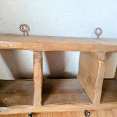 木製　小物置き付きカバン掛けの画像