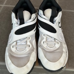NIKE ジュニア　バスケットシューズ　23.5 バッシュの画像