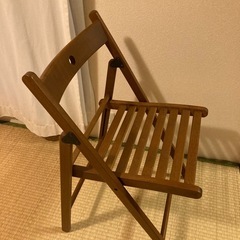 IKEA木製折りたたみ椅子2脚の画像