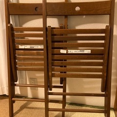 IKEA木製折りたたみ椅子2脚の画像