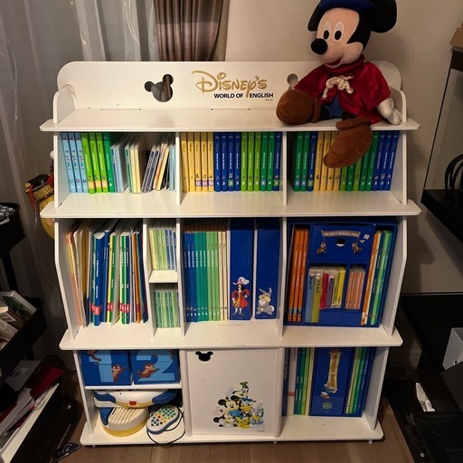 IKEAのソファとTOSHIBAテレビ無料で、Disney's World of English 教材セット