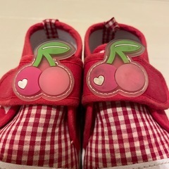 赤いチェリーシューズとピンクの星型サンダルセットの画像