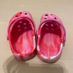 赤いチェリーシューズとピンクの星型サンダルセットの画像