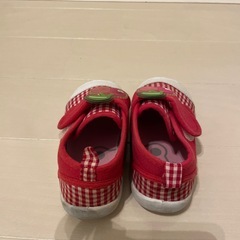 赤いチェリーシューズとピンクの星型サンダルセットの画像