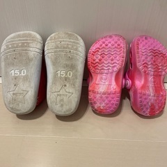 赤いチェリーシューズとピンクの星型サンダルセットの画像